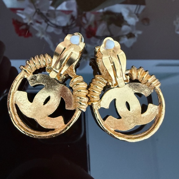 ❗️SOLD❗️LOT 1748 24K gold plated CHANEL vintage CC clip on earrings - Picture 2 of 8